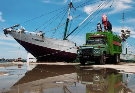 Bongkar Muat Barang di Pelabuhan Rakyat Paotere