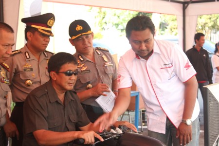 Di Tengah Para perwira Polisi Papua