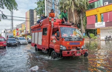 Basarnas Membantu Korban Banjir