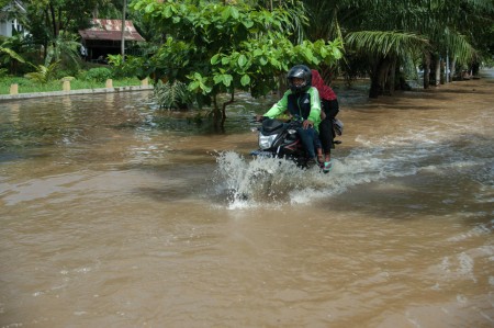 Sepeda motor Megapro Aman buat jalur banjir