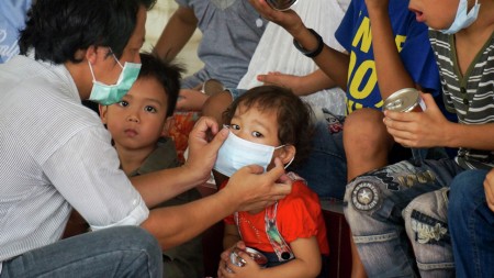 Relawan Astra bantu pasangkan masker pada anak-anak