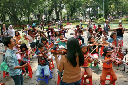Belajar Orkestra Gratis di Ruang Public Taman Suropati