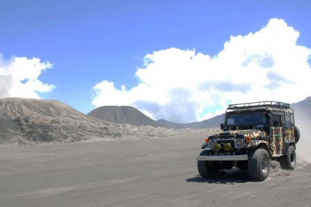 Jeep Toyota menjadi transportasi Gunung Bromo