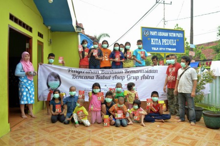 Penyerahan Bantuan Korban Asap di Panti Asuhan Sumatera Selatan