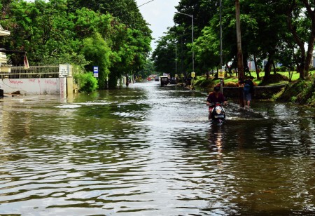 Tetap Tenang Dalam Menerobos Banjir
