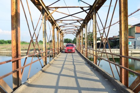 Mobil Megah Tak Sebanding Jembatan