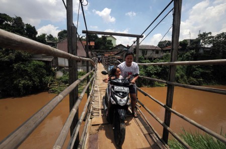 Melintasi Jembatan Gantung Poncol
