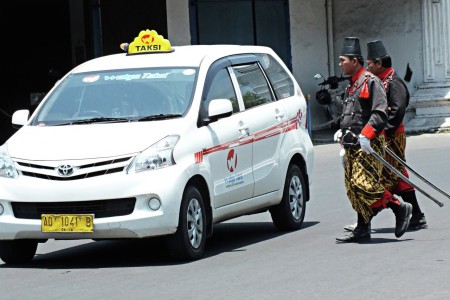 Taksi dan Prajurit Keraton