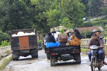 Kendaraan angkutan kebutuhan warga pllosok desa
