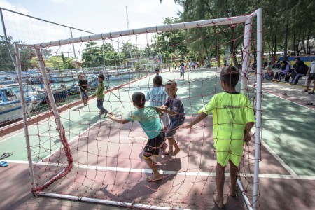 Asyiknya Bermain Bola di Tanjung Elang Berseri