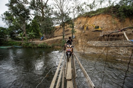 Melintasi Jembatan Gantung