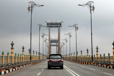 Terus Melaju di Atas Jembatan Terpanjang di Riau