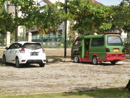 Toyota Yaris vs Angkot