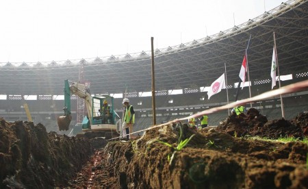 Menyiapkan Penanaman Rumput Baru di Lapangan Gelora Bung Karno