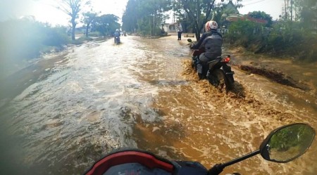 Terjang banjir, Test Ride Supra GTR bersama media di Jakarta
