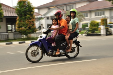 Keluarga bahagia dengan Honda