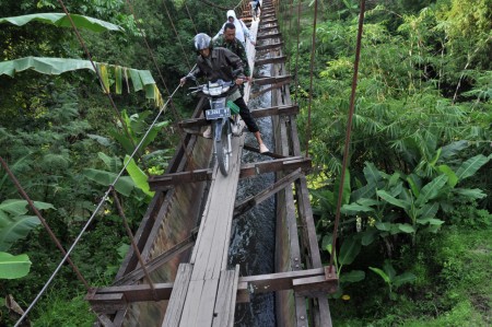 Melintasi Jembatan Gantung