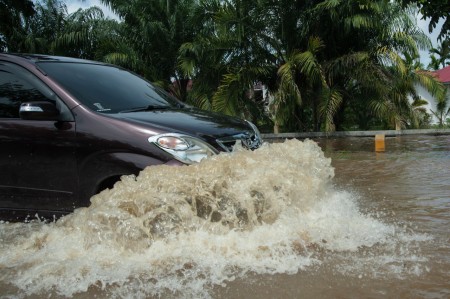 Mobil Daihatsu menerobos banjir