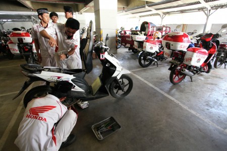 PELAYANAN.Karyawan Astra Honda Makassar melakukan Service di tem