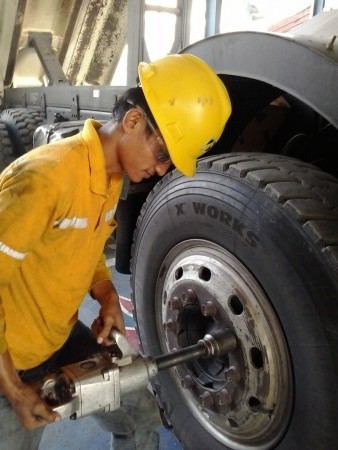 sedang melakukan replace and install tyre