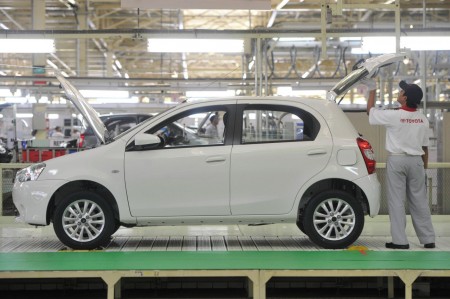 Perakitan Mobil Etios Valco di Pabrik Karawang Kedua