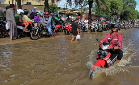 Berani Menerobos Banjir