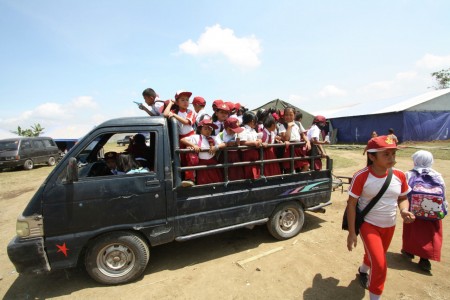 Transportasi pengungsi Sinabung ke sekolah