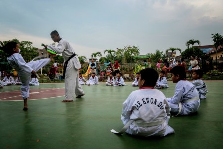 Berlatih Taekwondo