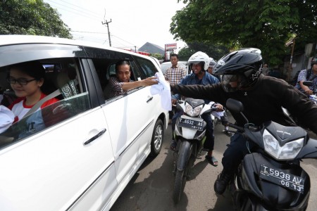 Jokowi salami pemotor dari dalam Kijang Inova