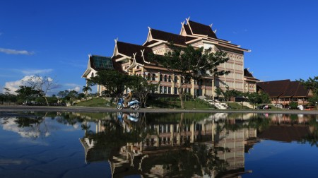 Melintas di Depan Gedung Purna MTQ Pekanbaru