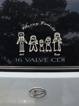 Mobil Keluarga Bahagia