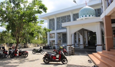 Tetap Setia Menuju Masjid