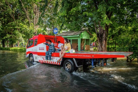 Membantu Pelanggan yang terkena Banjir