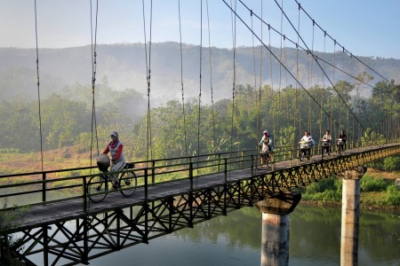 Bersepeda di atas jembatan