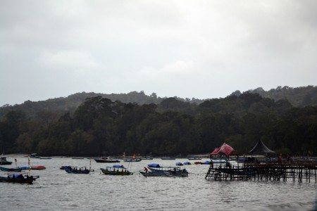 Kawanan Perahu di dermaga bambu sederhana