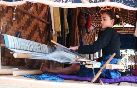 Wanita Baduy dan Tenun