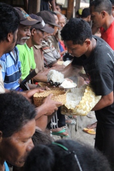 Adat makan masal dalam penutupan rumah adat