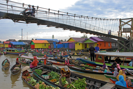 Warna Warni Pasar Terapung