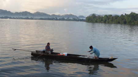 Mencari Ikan Di Tepian Sungai Kayan Tanjung Selor Kalimantan Utara