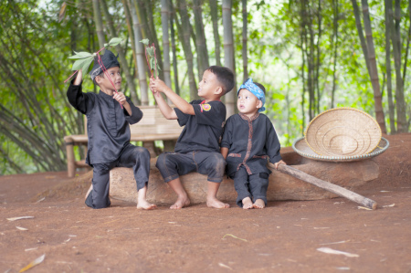 bermain wayang dari daun singkong