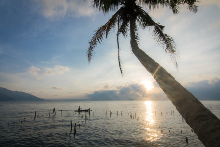 Nelayan Pagi di Lumbok Seminung Danau Ranau
