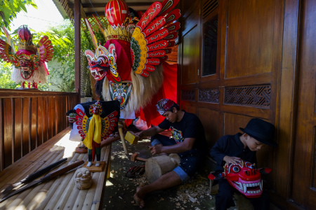 Pengrajin Barong Khas Banyuwangi