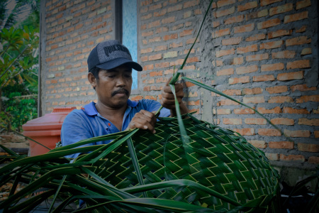 Mengayam Daun Kelapa