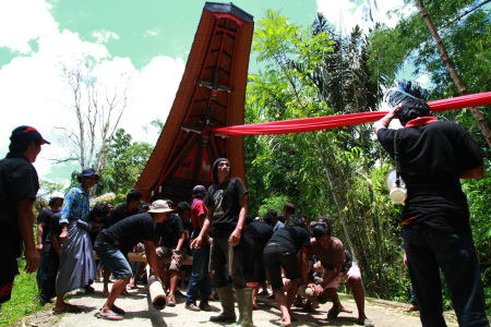 Budaya Gotong Royong Pindahkan Jenazah