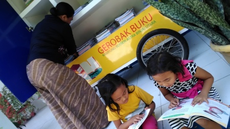 Membaca Buku Liburan Sekolah