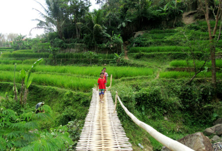 berjalan diatas jembaan batu