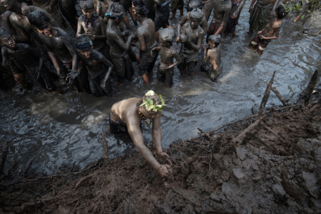 Serunya tradisi mandi lumpur "Mebuug-bugan" di desa kedonganan, Bali