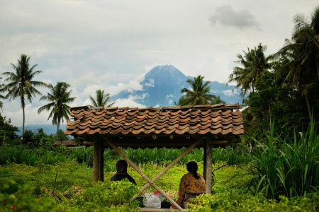 Rehat sejenak menikmati indahnya Gunung Merapi