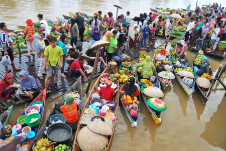 Suasana Pagi Pasar Terapung