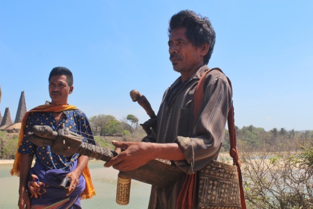 Pria dengan alat tradisional Suku Kodi Sumba